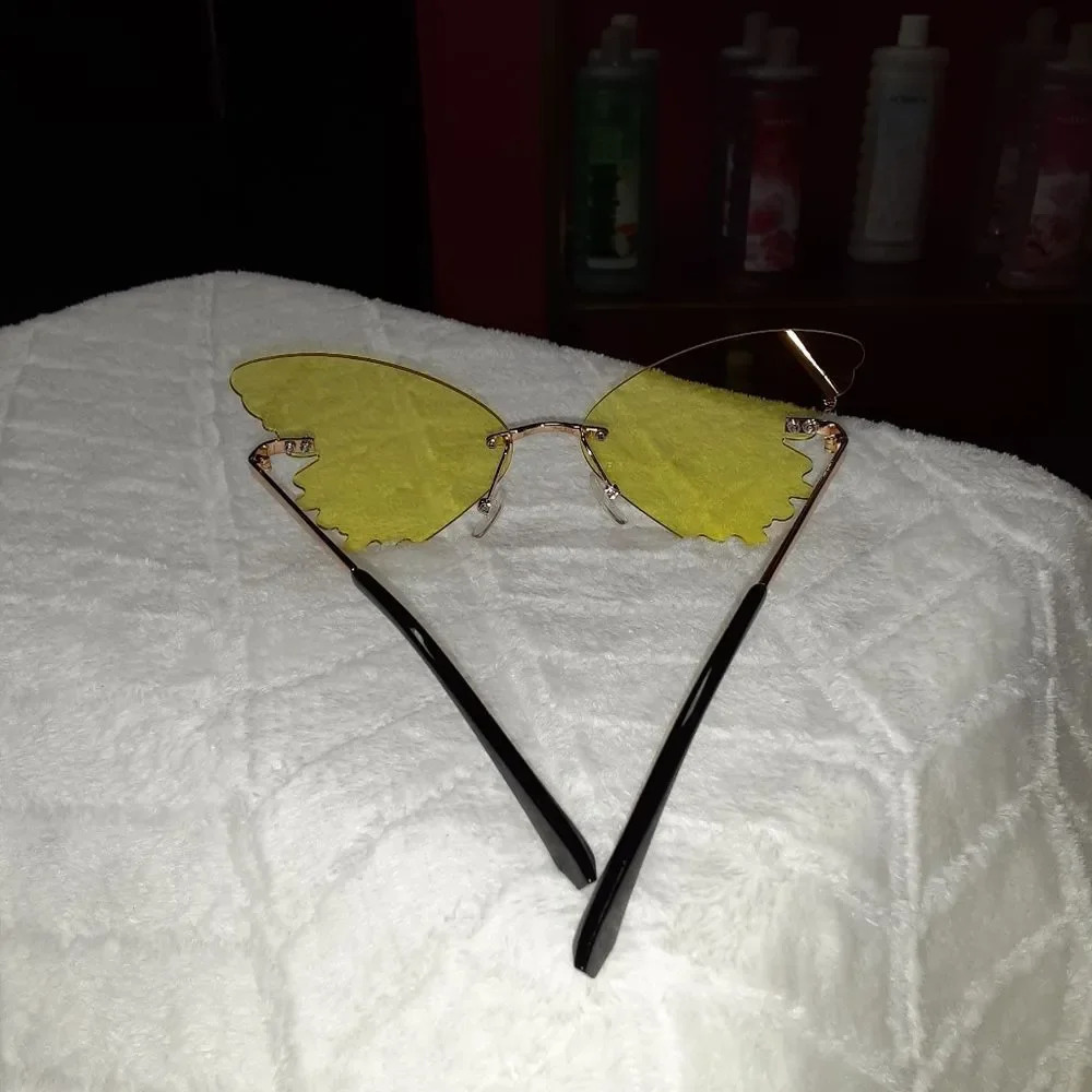 Yellow Butterfly Wing Rimless Sunglasses - Picture 4 of 4